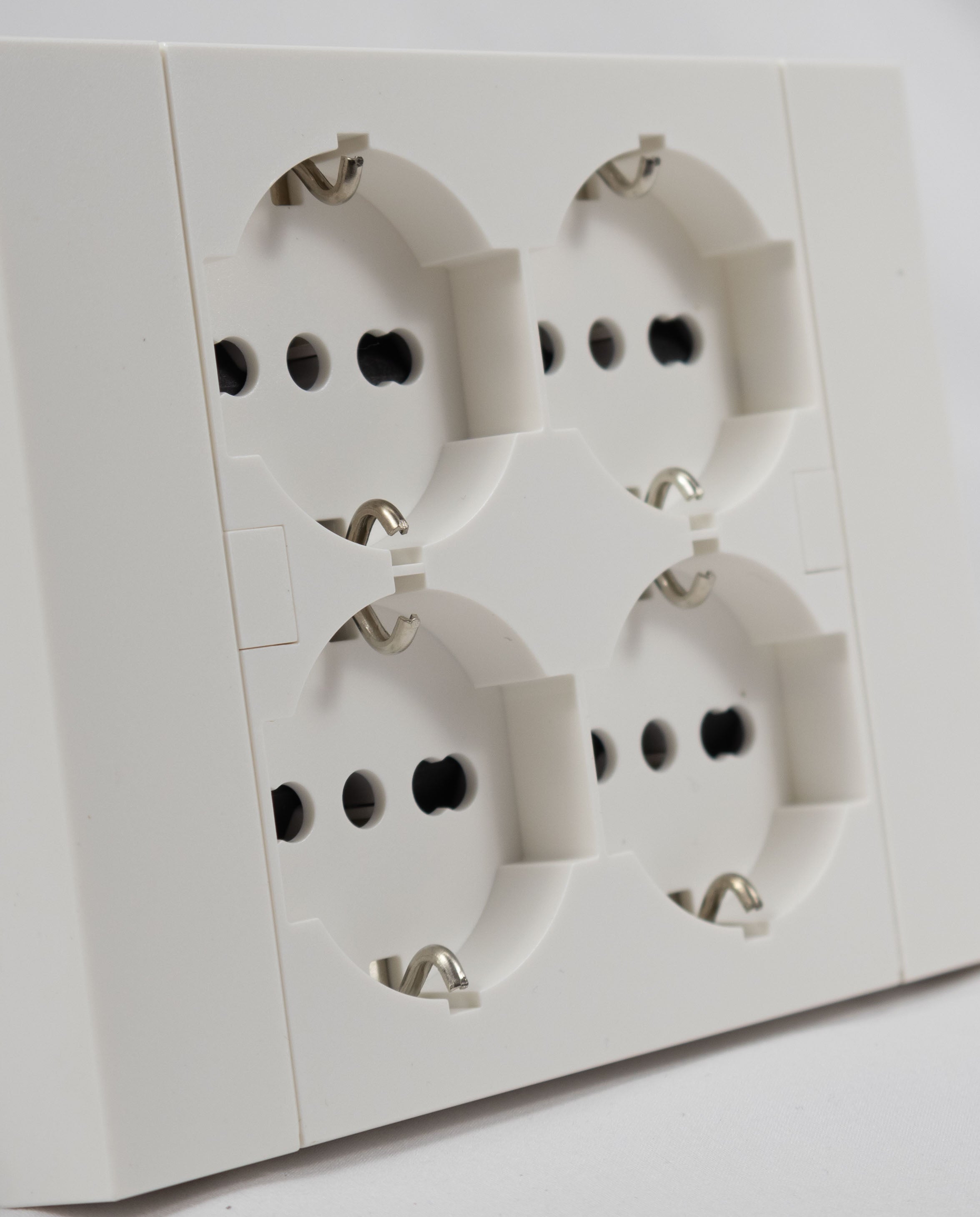 Multipresa da Incasso Quadra 4 Posti Universali P40 Bianca Compatibile Muratura Cartongesso Spine Standard Italiano Tedesca Cablaggio Rapido Presa Multipla Salvaspazio Adattatore