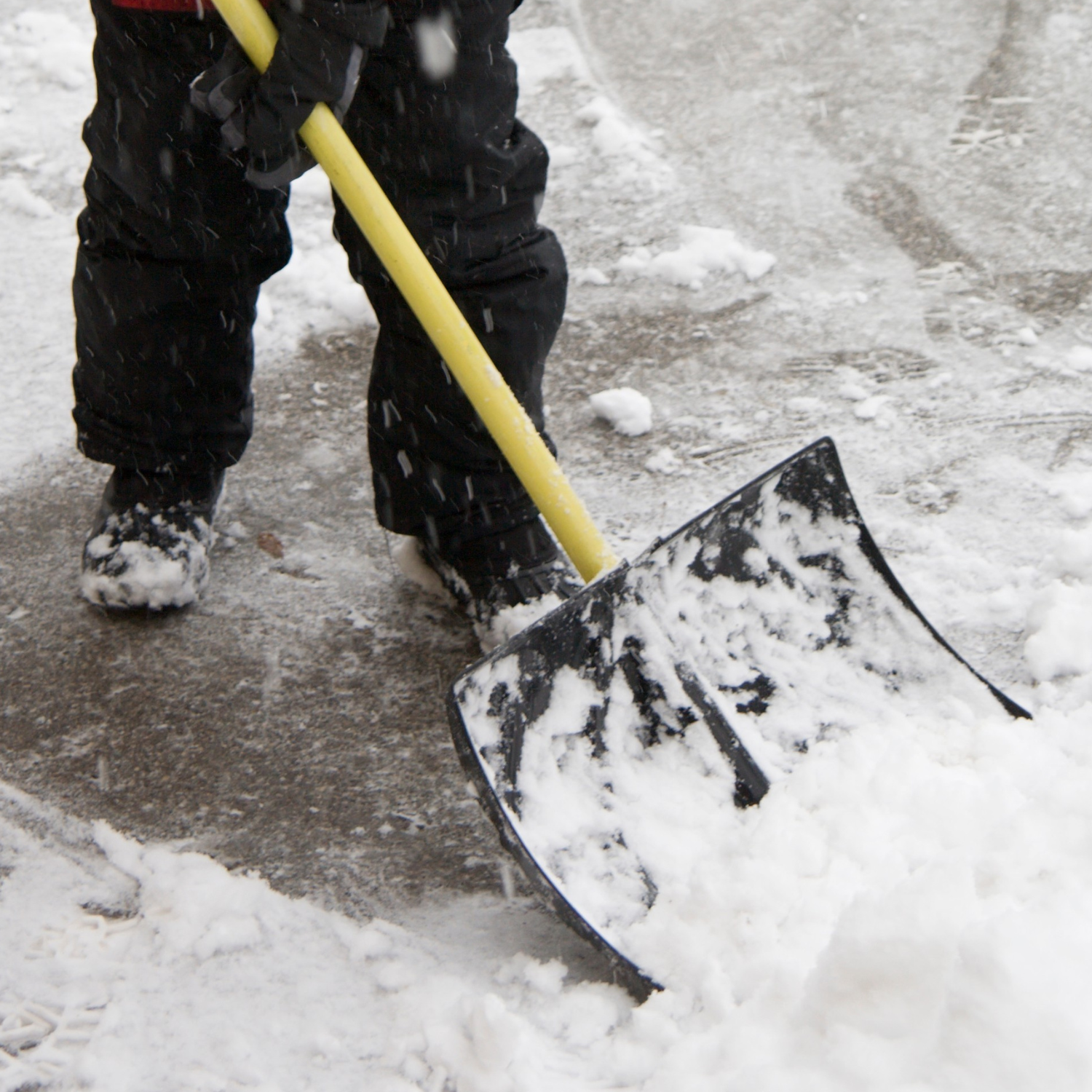 Pala da Neve Nera Multifunzione Manico Legno Lama in Plastica Rinforzata Resistente Bordo Metallo Larghezza Lavoro 40 cm Spala Neve Foglie Terreno Giardinaggio