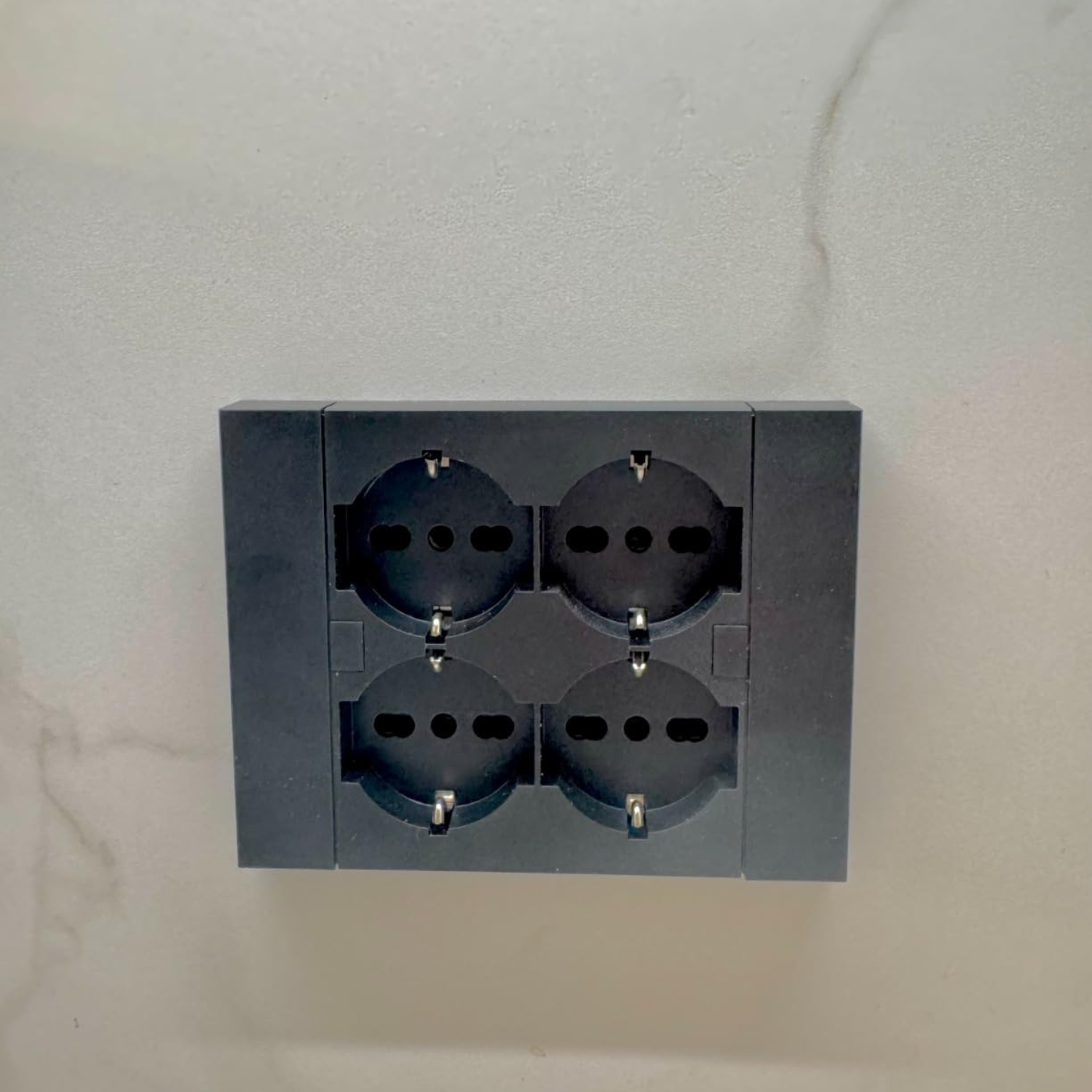 Multipresa da Incasso Quadra 4 Posti Universali P40 Bianca Compatibile Muratura Cartongesso Spine Standard Italiano Tedesca Cablaggio Rapido Presa Multipla Salvaspazio Adattatore