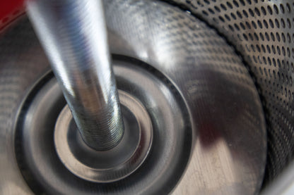 Torchietto Premitutto Acciaio Inox Diametro 12 cm Capacità 2,5 Litri Pressa Manuale Premitura Mirto Vino Liquori Spremute Succhi Frutta Agrumi Alimenti Carne Melanzane Conserve