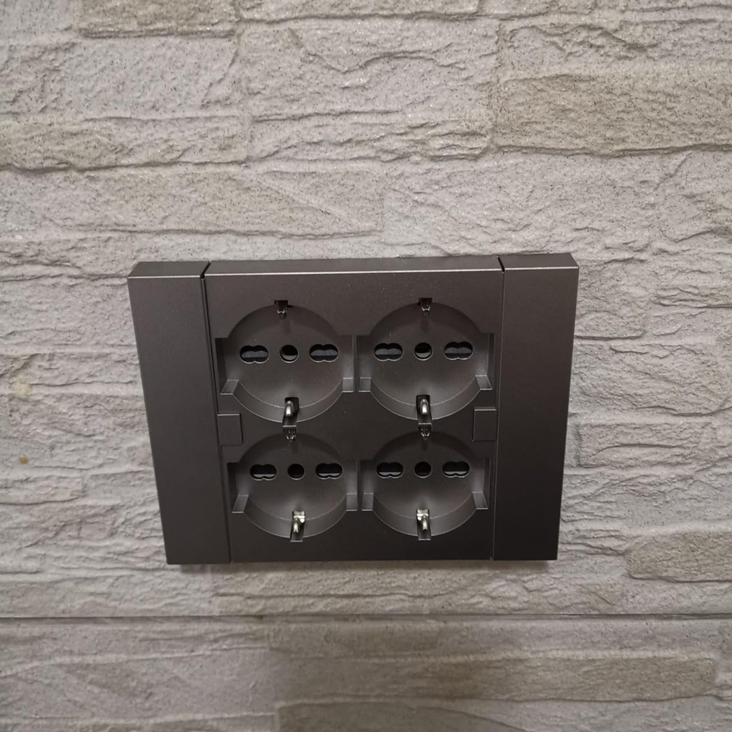 Multipresa da Incasso Quadra 4 Posti Universali P40 Bianca Compatibile Muratura Cartongesso Spine Standard Italiano Tedesca Cablaggio Rapido Presa Multipla Salvaspazio Adattatore